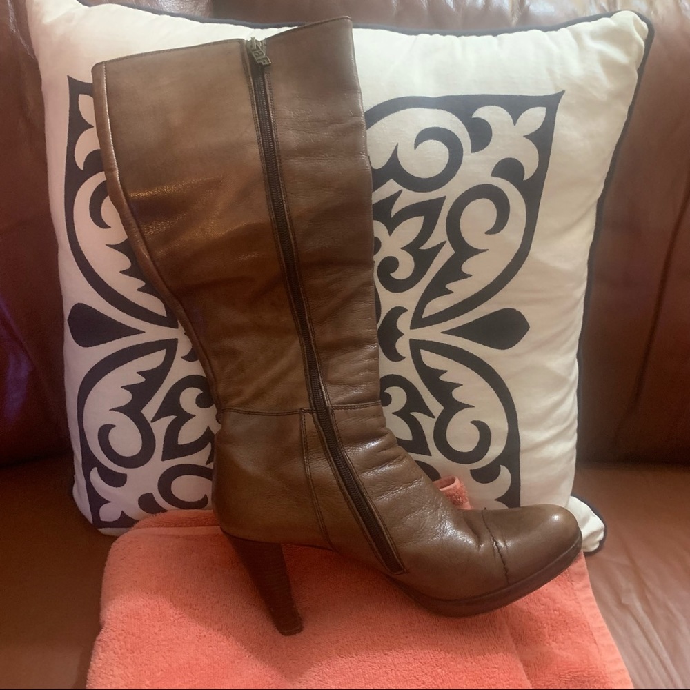 Brown size 41 euro from the famous Gregory’s in Houston.
